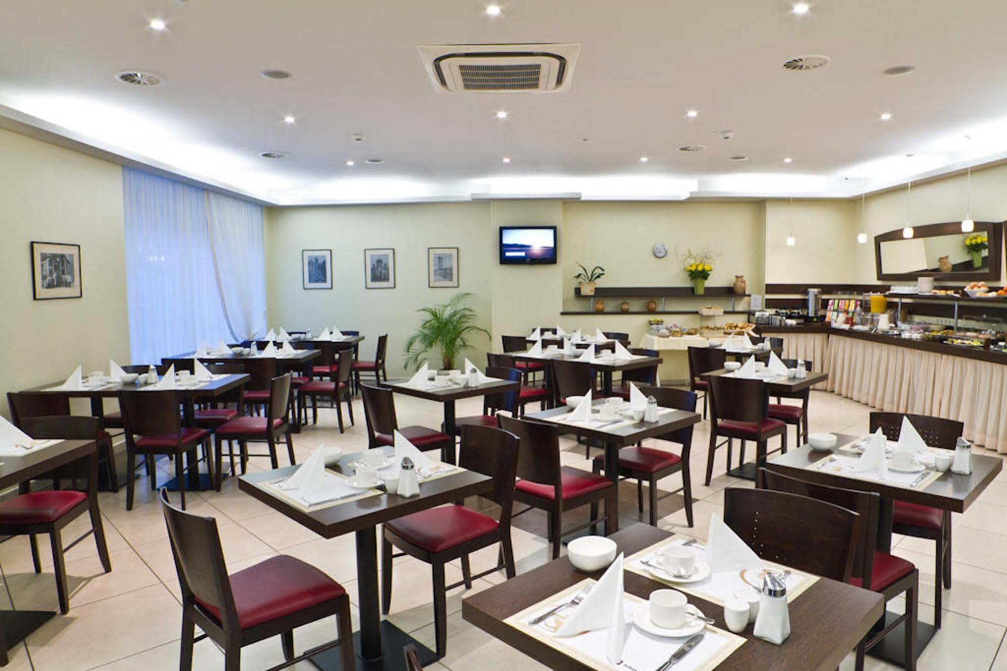 Ivbergs Hotel Messe Nord Berlin Restoran fotoğraf